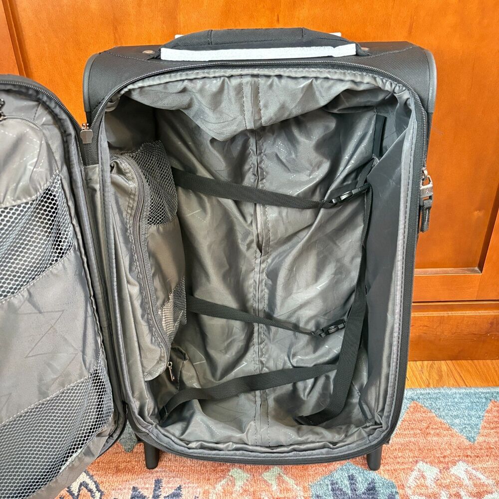 Travelpro PilotAir Elite 22 In. Expandable Luggage Black Rollaboard Blk NWT - Picture 6 of 7